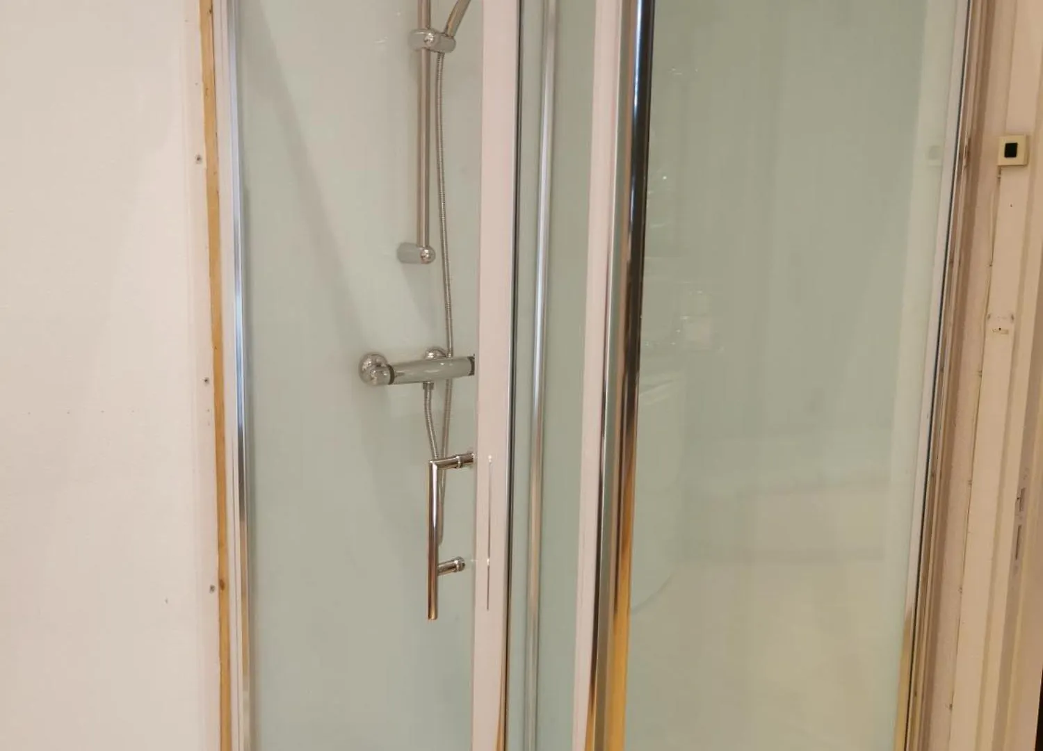 Apartment Backpackers Gelijkvloers-Studio-Slaapkamer-Eetkamer-Keuken 1 Ruimte-Badkamer En-Suite Ostend Belgium