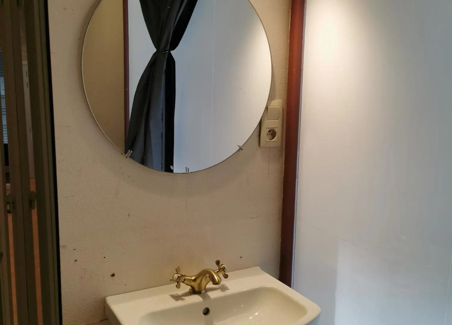 Backpackers Gelijkvloers-Studio-Slaapkamer-Eetkamer-Keuken 1 Ruimte-Badkamer En-Suite Ostend